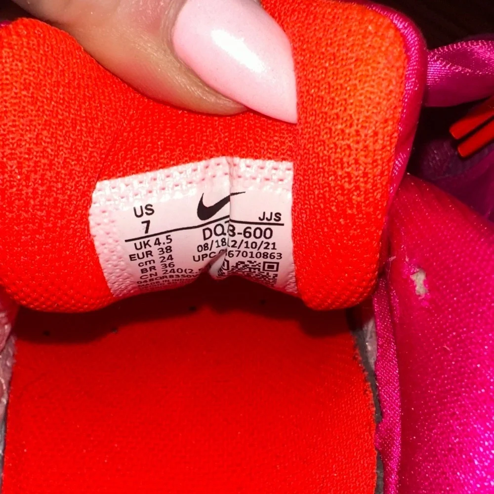 Nike vibrant fuchsia
